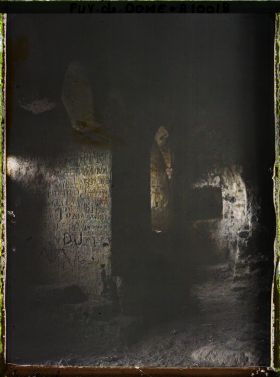 Image représentant France, Les Grottes de Jonas : Intérieur de ce qui fût la Chapelle