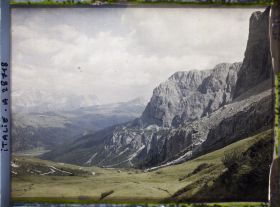 Image représentant La vallée de Corvana (peut-être Corvara en référence à la ville toute proche de Corvara in Badia) depuis le col du Grödner (Grödner Joch ou passo Gardena)