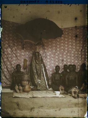 Image représentant Sacrifice à la tête : femmes du roi Houdji entourant les insignes de la royauté à l'occasion de la séparation du crâne du roi défunt de son corps