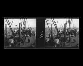 Image représentant Passagers et membres de l'équipage sur le pont à l'arrière du navire