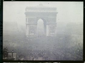 Image représentant La foule à l'Arc de Triomphe à l'occasion du Cinquantenaire de la IIIe République