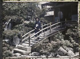 Image représentant Servante à l'entrée d'un Ryokan (hôtel-restaurant traditionnel)