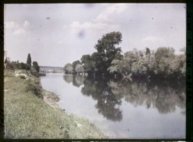 Image représentant France, Port de Marly, La Seine Vue vers l'Aval, au fond la terrasse de St Germain