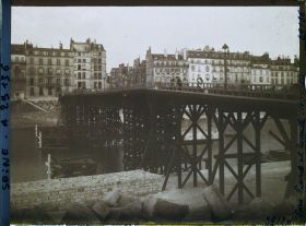 Image représentant La passerelle en bois remplaçant provisoirement le pont de la Tournelle en reconstruction, vue depuis le quai de la Tournelle vers les quais d'Orléans et de Béthune