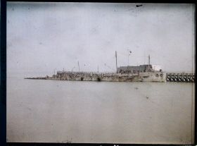 Image représentant Belgique, Ostende, Le "Vindictive" coulé par les Anglais à l'entrée du port