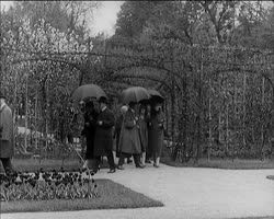 Image représentant Les membres du congrès des Religions dans le jardin français de la propriété d'Albert Kahn