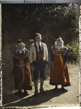 Image représentant Groupe de Bethmalais : deux femmes et un homme, fils du maire de la commune