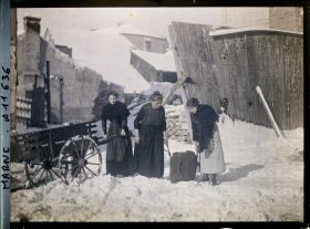 Image représentant Femmes portant du charbon