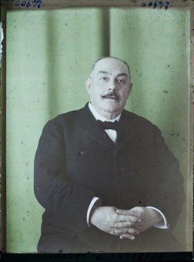 Image représentant https://musee-albert-kahn.s-museum.fr/home/NWQ2OTAwYzNmYjZlZTk1ZWQwODJmMjY4L2dlbmVyaWMtbm90aWNlLXRhYi9hdXRob3JpdHkvNjE3YTc5ZjVjZjhiODk2OGIzMzM3ZDIx/5d6900c3fb6ee95ed082f268/generic-notice-tab/authority/617a79ebcf8b8968b3337097 Monsieur Ladevèze