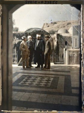 Image représentant Le Professeur Jean Brunhes et deux militaires français s'entretenant avec son Excellence Moutesarif Kenali (Gouverneur ?)