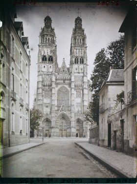 Image représentant La façade de la cathédrale, vue de la rue Pierre Boille