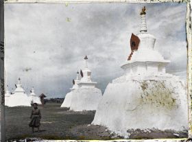 Image représentant Un garçonnet près de l'alignement de stupa situé en bordure du quartier monastique de Gandan