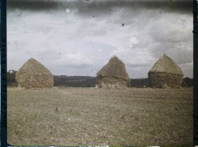 Image représentant Ile de France, Maffliers, Groupe de meules de blé et ciel orageux