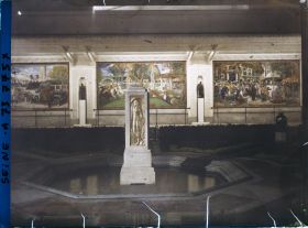 Image représentant L'Exposition des arts décoratifs, Cour des métiers, sur l'esplanade des Invalides, Charles Plumet, Panneaux de Rapin, Marret et Guillonnet