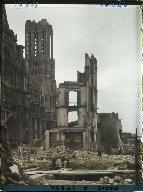 Image représentant France, Reims, Ruines vers le porche ouest de la Cathédrale
