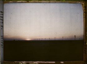 Image représentant Canada, Elie, Coucher de Soleil sur la plaine cultivée, à l'horizon, une ferme