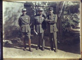 Image représentant Trois officiers français