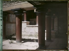 Image représentant Dans l'aile orientale du palais, au bas d'un escalier venant de la cour centrale, le Péristyle précédant le Megaron (appartement) du Roi, ("Salle des colonnes")