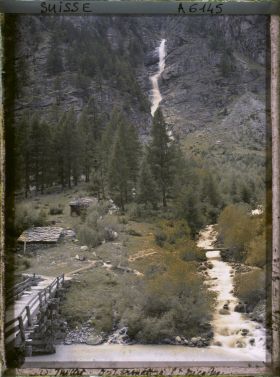 Image représentant Une cascade entre Saint-Nicolas et Zermatt