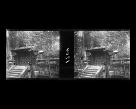 Image représentant L'escalier conduisant à l'Oku-no-in, l'urne-reliquaire du Shogun Tokugawa Ieyasu dans le sanctuaire Tôshôgû