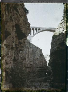Image représentant Algérie, Constantine, Au fond des gorges, Vue vers le Pont de Sidi-Rached