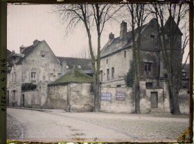 Image représentant Le groupe de maisons accolées au porche de la cathédrale