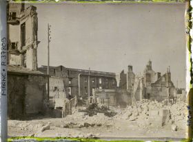 Image représentant France, Reims, Ruines autour de la Cathédrale