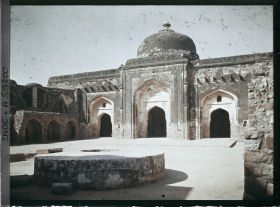 Image représentant Le puits dans la cour, la façade Est de La mosquée de Maham Anga, communément appelée Khairul Manzil