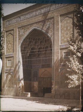 Image représentant Une entrée de la Madreseh Mader-i-Chah, école coranique dite "de la mère du Chah" (1714)