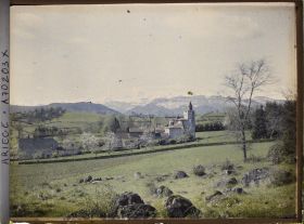Image représentant La chaîne des Pyrénées, au milieu, le mont Vallier et au premier plan le château des Espas