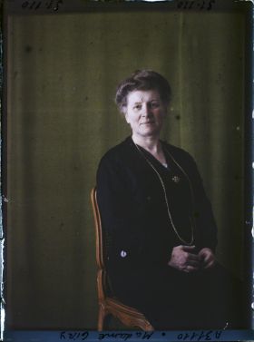 Image représentant https://musee-albert-kahn.s-museum.fr/home/NWQ2OTAwYzNmYjZlZTk1ZWQwODJmMjY4L2dlbmVyaWMtbm90aWNlLXRhYi9hdXRob3JpdHkvNjE3YTc5ZjVjZjhiODk2OGIzMzM3ZDIx/5d6900c3fb6ee95ed082f268/generic-notice-tab/authority/617a79ebcf8b8968b3336db2 Madame Arthur Giry