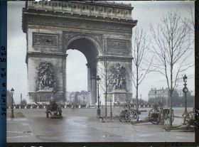 Image représentant Canons exposés au pied de l'Arc de Triomphe, place de l'Etoile