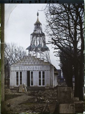 Image représentant L'exposition des arts décoratifs, démolition du pavillon de la Pologne, sur le Cours-la-Reine