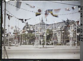Image représentant Le Grand Palais et l'avenue des Champs-Elysées décorés pour les fêtes de la Victoire des 13 et 14 juillet