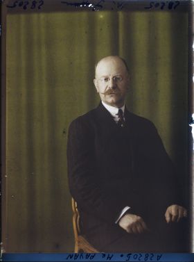 Image représentant https://musee-albert-kahn.s-museum.fr/home/NWQ2OTAwYzNmYjZlZTk1ZWQwODJmMjY4L2dlbmVyaWMtbm90aWNlLXRhYi9hdXRob3JpdHkvNjE3YTc5ZjVjZjhiODk2OGIzMzM3ZDIx/5d6900c3fb6ee95ed082f268/generic-notice-tab/authority/617a79ebcf8b8968b33374fa Monsieur Payan