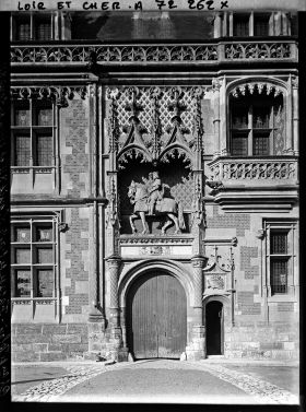Image représentant La statue équestre de l'aile Louis XII