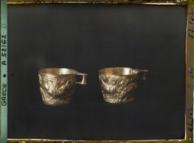 Image représentant Deux gobelets en or sculpté (scènes de chasse au taureau) provenant de Vaphio (Laconie)