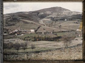 Image représentant Un des monticules boisés avec un fort et une briquetterie en bas