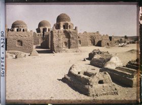 Image représentant Tombeaux de cheikhs dans l'ancien cimetière musulman aux abords de la ville