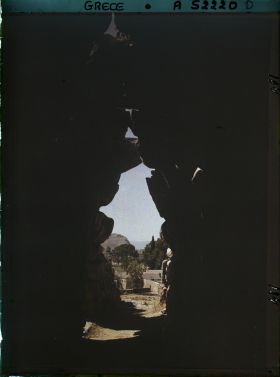 Image représentant Sous la galerie couverte desservant les casemates du bastion sud de la citadelle. Au fond, le rocher de Nauplie
