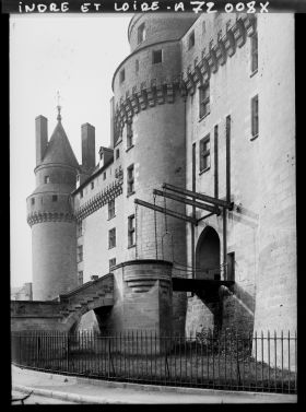 Image représentant La façade du château, l'entrée défendue par un pont-levis