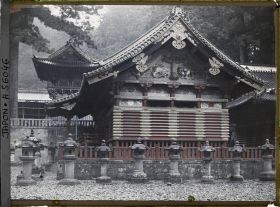 Image représentant Le Kami-jinjo, entrepôt sacré supérieur du sanctuaire Tôshôgû