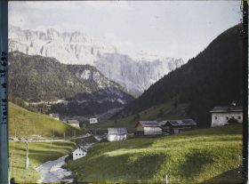 Image représentant Le hameau de Plan de Graba, la rivière Gardena (Grödner Bach ou Rio Gardena) et le massif de la Stella (Groupo di Sella ou Sellagruppe)