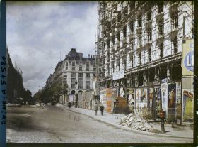 Image représentant La percée du boulevard Haussmann, les nouvelles constructions depuis l'angle de la rue Chauchat en direction de la rue Le Peletier
