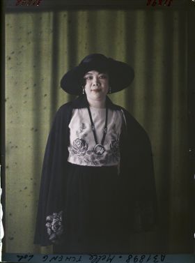 Image représentant https://musee-albert-kahn.s-museum.fr/home/NWQ2OTAwYzNmYjZlZTk1ZWQwODJmMjY4L2dlbmVyaWMtbm90aWNlLXRhYi9hdXRob3JpdHkvNjE3YTc5ZjVjZjhiODk2OGIzMzM3ZDIx/5d6900c3fb6ee95ed082f268/generic-notice-tab/authority/617a79ebcf8b8968b3337893 Mademoiselle Tcheng Loh (Zheng Le)