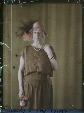 Image représentant Madame  https://musee-albert-kahn.s-museum.fr/home/NWQ2OTAwYzNmYjZlZTk1ZWQwODJmMjY4L2dlbmVyaWMtbm90aWNlLXRhYi9hdXRob3JpdHkvNjE3YTc5ZjVjZjhiODk2OGIzMzM3ZDIx/5d6900c3fb6ee95ed082f268/generic-notice-tab/authority/617a79ebcf8b8968b3336c91 Charlotte-Béatrice Ephrussi née de Rothschild