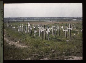 Image représentant France, Lens, Au 1er plan, tombes allemands, dans le fond la ville renaissante
