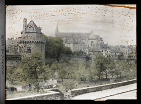Image représentant La tour du Connétable et les remparts de la ville, vue prise de la Promenade de la Garenne ; au fond, la cathédrale Saint-Pierre