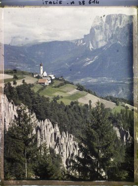 Image représentant Les Pyramides de terre (ou Cheminées de Fées) de Renon et le hameau de Monte di Mezzo (Mittelberg)