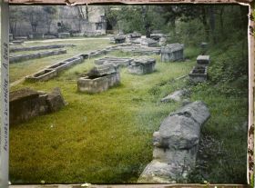 Image représentant Sarcophages sur le site des Alyscamps, près de l'église Saint-Honorat